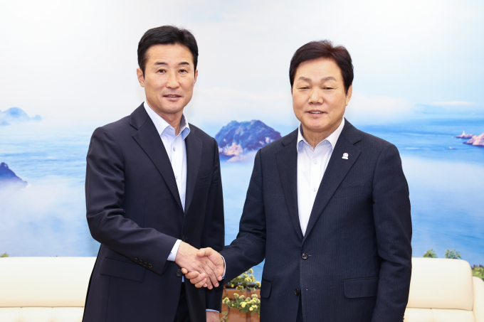 26일 오전 경남도청에서 이을용 경남FC감독(왼쪽)이 박완수 경남도지사와 만남을 갖고 기념촬영을 하고 있다./사진=경남도