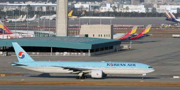 항공주가 강세다. 사진은 지난 22일 오후 인천국제공항 계류장에 대한항공과 아시아나 비행기가 계류한 모습. /사진=뉴스1