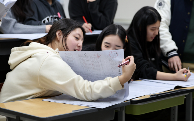  수능 문항 출제 기관인 한국교육과정평가원은 문제와 정답에 대해 제기된 이의 신청을 심사한 결과 모두 '이상 없음'으로 결론 내렸다. 사진은 2025학년도 대학수학능력시험 가채점하는 학생들 모습. /사진=뉴시스