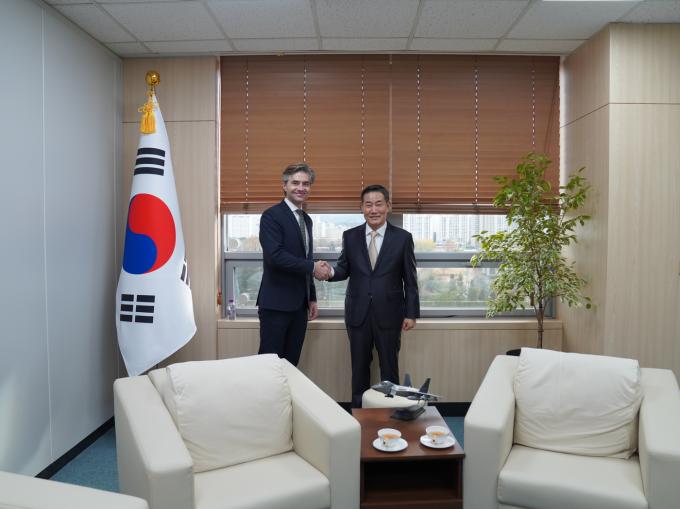 신원식 국가안보실장은 26일 케스투티스 부드리스 리투아니아 국가안보보좌관과 면담을 갖고, 양국 관계와 러북 군사협력 대응 방안에 대해 논의했다.  (대통령실)