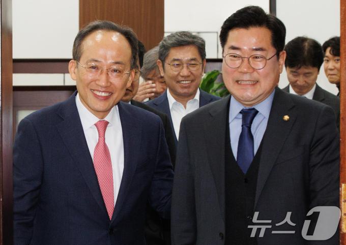 추경호 국민의힘 원내대표(왼쪽)와 박찬대 더불어민주당 원내대표가 26일 오후 서울 여의도 국회의장실에서 우원식 의장과 회동하기 위해 함께 입장하고 있다. (공동취재) 2024.11.26/뉴스1 ⓒ News1 안은나 기자
