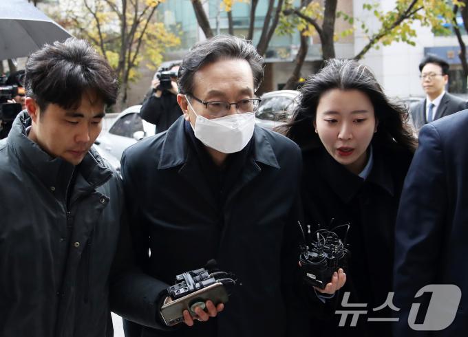'친인척 부당대출' 의혹을 받는 손태승 전 우리금융지주 회장이 26일 오후 서울 양천구 남부지법에서 열린 구속 전 피의자 심문(영장실질심사)에 출석하고 있다. 검찰은 우리은행이 지난 2020년 4월부터 올해 1월까지 손 전 회장의 친인척 관련 법인이나 개인사업자에게 수백억 원 대의 부당대출을 내주는 과정에 손 전 회장이 개입했다고 보고 있다. 2024.11.26/뉴스1 ⓒ News1 오대일 기자