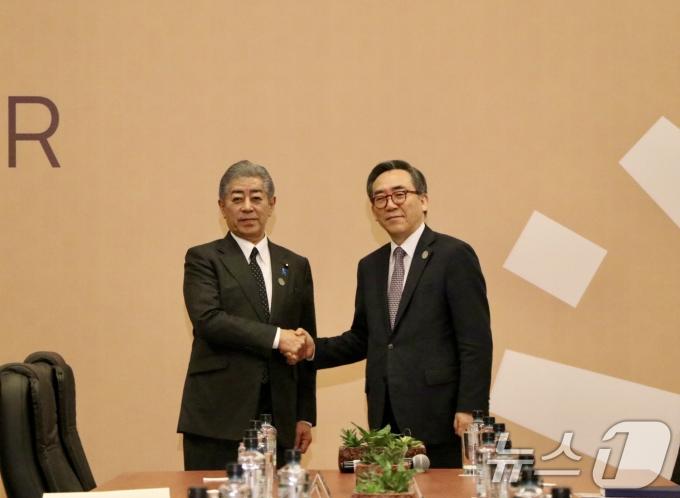 아시아태평양경제협력체(APEC) 각료회의 참석차 페루 리마를 방문 중인 조태열 외교부 장관이 14일(현지시간) 이와야 다케시 일본 외무대신과 악수하고 있다. (외교부 제공) 2024.11.15/뉴스1