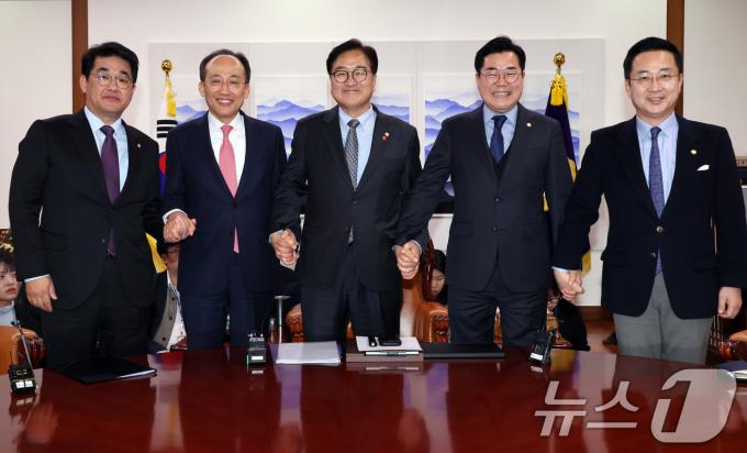 우원식 국회의장과 여야 원내대표가 26일 오후 서울 여의도 국회의장실에서 채해병 순직사건 국정조사 등 본회의 관련 논의를 위해 회동하고 있다. 왼쪽부터 국민의힘 배준영 원내수석부대표, 추경호 원내대표, 우 의장, 더불어민주당 박찬대 원내대표, 박성준 원내수석부대표. (공동취재) 2024.11.26/뉴스1 ⓒ News1 안은나 기자