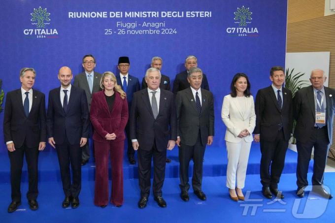 주요 7개국(G7)의 외무장관들이 이탈리아 남동부 도시 피우지에서 회의를 가졌다. (앞줄 왼쪽부터) 토니 블링컨 미국 국무장관 , 장노엘 바로 프랑스 외무장관, 멜라니 졸리 캐나다 외무장관 ,안토니오 타야니 이탈리아 외무장관, 타케시 이와야 일본 외무상, 아날레나 베어보크 독일 외무장관, 크리스찬 터너 영국 외무부 정치국장, 조셉 보렐 EU 외교안보 고위대표. (뒷줄 왼쪽부터) 조태열 외무장관, 수지오노 인도네시아 외무장관, 수브라흐마냐무 자이샨카르 인도 외무장관, 엔리케 마날로 필리핀 외무장관. 2024.11.26 ⓒ AFP=뉴스1 ⓒ News1 정지윤 기자