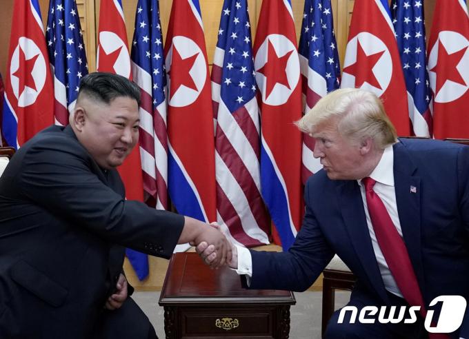 2019년 6월 판문점에서 만난 김정은 북한 노동당 총비서와 도널드 트럼프 미국 대통령이 악수하고 있다.ⓒ 로이터=뉴스1 ⓒ News1 신웅수 기자