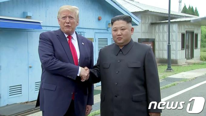 도널드 트럼프 미국 대통령과 북한 김정은 국무위원장이 2019년 6월 30일 오후 판문점 군사분계선에서 만나 악수를 나누고 있다. ⓒ 로이터=뉴스1 ⓒ News1 이동원 기자