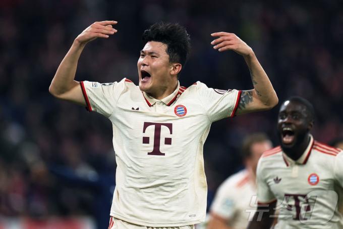 바이에른 뮌헨 수비수 김민재가 27일(한국시간) 열린 2024-25 UEFA 챔피언스리그(UCL) 리그 페이즈 파리 생제르맹과 5차전에서 전반 38분 헤더 골을 터뜨린 후 기뻐하고 있다. ⓒ AFP=뉴스1
