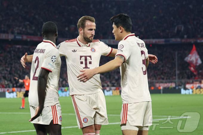 바이에른 뮌헨 수비수 김민재(오른쪽)가 27일(한국시간) 열린 2024-25 UEFA 챔피언스리그(UCL) 리그 페이즈 파리 생제르맹과 5차전에서 전반 38분 헤더 골을 터뜨린 후 동료들의 축하를 받고 있다. ⓒ AFP=뉴스1