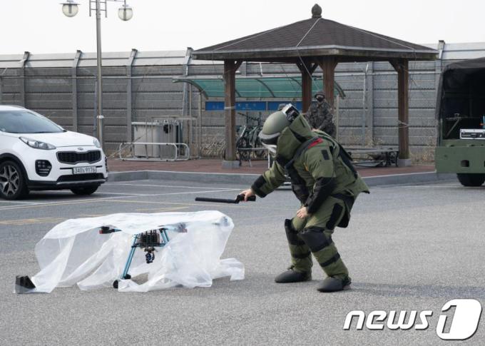 한미 공군이 지난 7일 전북 군산 공군기지에서 드론의 전파를 교란하는 재머 장비인 '드론버스터' 등을 동원해 소형무인기 대응 연합훈련을 했다고 주한 미 공군이 12일 밝혔다. 이번 훈련에는 미 공군 제8전투비행단과 우리 공군 제38전투비행전대가 참가했다.사진은 한미 공군의 소형무인기 대응 훈련 모습. (미국방부 제공)2023.2.12/뉴스1