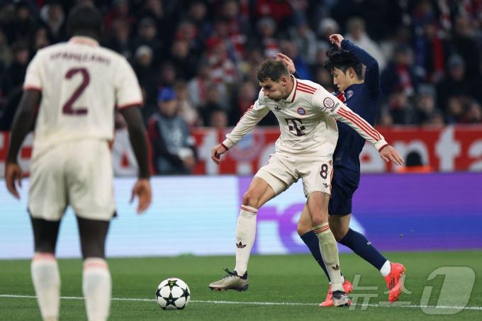 파리 생제르맹 이강인(오른쪽)이 27일(한국시간) 열린 2024-25 UEFA 챔피언스리그(UCL) 리그 페이즈 바이에른 뮌헨과 5차전에서 후반 20분 교체 출전했으나 팀의 패배를 막지 못했다. ⓒ AFP=뉴스1