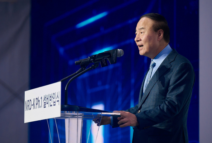 삼성전자 DS부문을 이끄는 전영현 부회장이 2025년 사장단 인사를 통해 대표이사로 선임됐다. 지난 18일 삼성전자 기흥캠퍼스에서 열린 'NRD-K 설비반입식'에서 전영현 부회장이 기념사를 하는 모습. / 사진=삼성전자