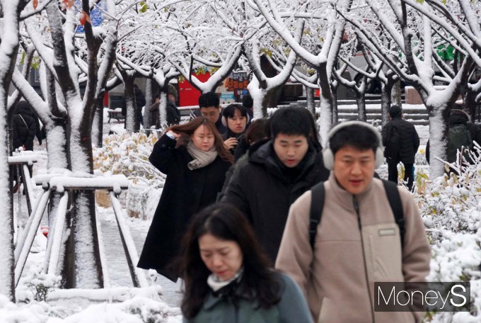 [머니S포토] 눞덮인 도심, 출근길 서두르는 시민들