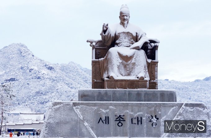 [머니S포토] 올해 첫 눈, 눈 옷 갈아입은 세종대왕