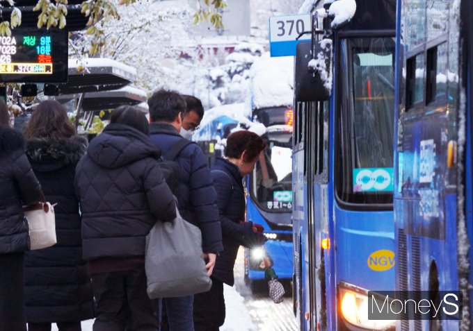 [머니S포토] 서울 도심 폭설급 첫눈에 출근길 교통대란
