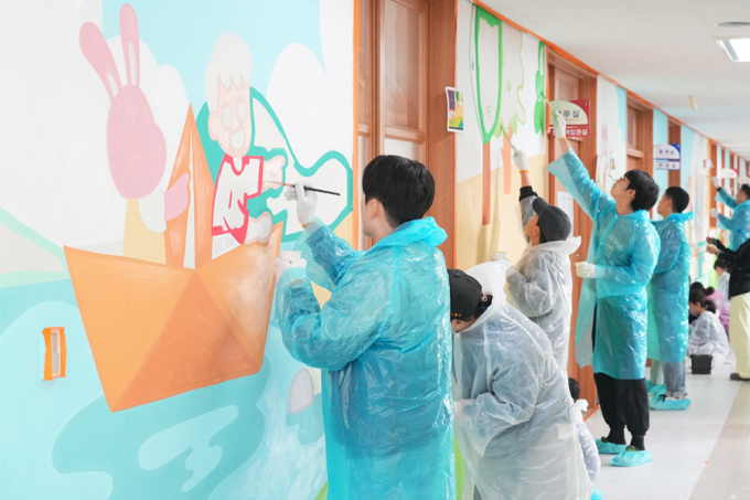 한국타이어가 용인 및 대전의 초등학교에서 '가족과 함께하는 벽화 그리기' 임직원 봉사활동을 진행했다. /사진=한국타이어앤테크놀로지