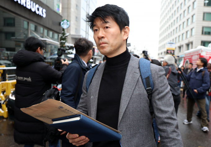  정치 브로커 명태균씨의 공천 개입 의혹 수사와 관련한 검찰 압수수색에 대해 국민의힘이 법과 원칙에 따라 처리하겠다고 전했다. 사진은 27일 서울 여의도 국민의힘 중앙 당사에서 명태균씨 공천개입 의혹과 관련해  압수수색에 나선 창원지검 관계자들의 모습. /사진=뉴스1