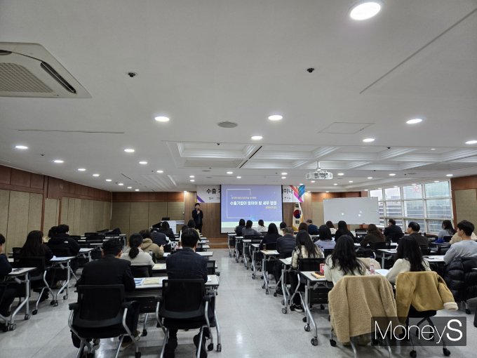 27일 광주무역회관 12층 연수실에서 광주지방국세청 직원이 지역 수출기업 관계자를 대상으로  '수출기업이 알야아 할 세무행정'에 대해 설명하고 있다/사진=무협 광주전남본부 제공.