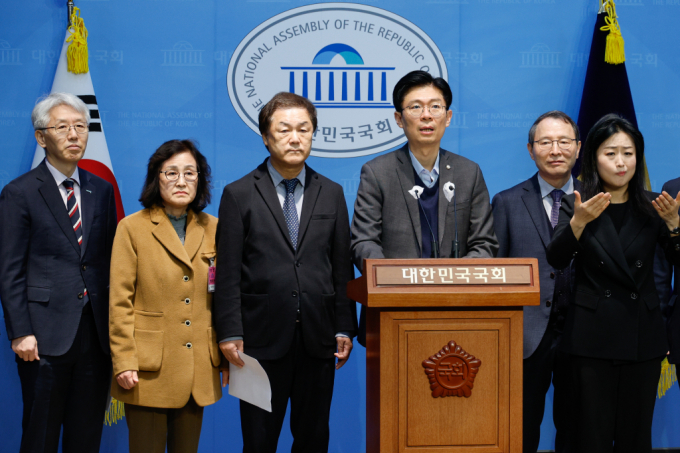  교육부가 국어와 기술·가정 과목엔 인공지능(AI) 디지털교과서를 도입하지 않는 방안을 검토 중인 것으로 나타났다. 사진은 국회 교육위원회 국민의힘 간사인 조정훈 의원이 26일 서울 여의도 국회 소통관에서 고민정·문정복 더불어민주당 의원 대표 발의 초중등교육법 일부개정법률안 반대 기자회견에 앞서 발언하고 있는 모습./사진=뉴스1