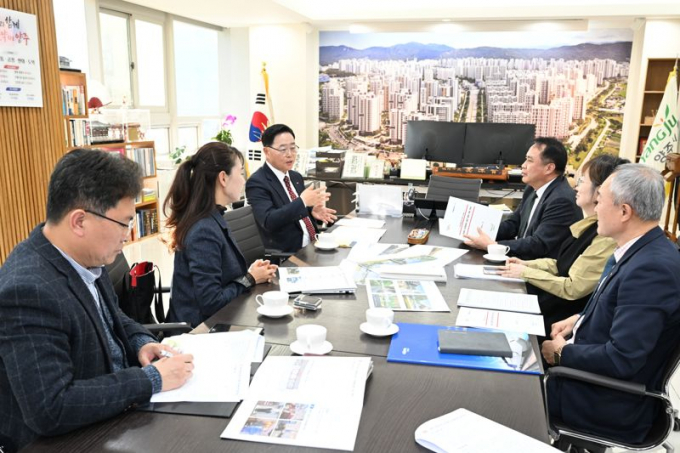 강수현 양주시장(왼쪽으로부터 3번째)이 지난 26일 일영역사 복원공사현장을 찾은 한국철도공사 정구용 여객사업본부장과 함께 공사 진척상황에 대해 의견을 나누고 있다. / 사진제공=양주시 