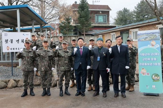 서태원 가평군수(앞줄 오른쪽으로부터 3번째)와 66보병사단 관계자들이 가평군 관광홍보관 개관식을 가진 후 기념촬영을 하고 있다. / 사진제공=가평군