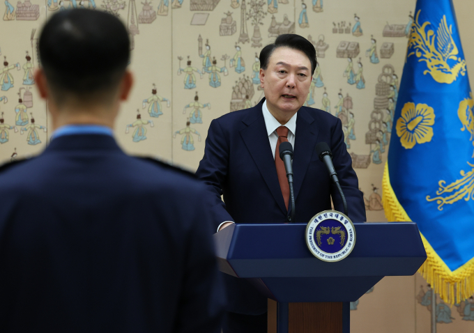 윤석열 대통령이 중장 진급자들에게 러시아 파병 북한군을 언급하며 우리 군의 철저한 군사대비 태세를 강조했다. 사진은 윤 대통령이 27일 서울 용산 대통령실 청사에서 열린 중장 진급·보직 신고 및 삼정검 수치 수여식에서 진급자들에게 격려사를 하는 모습. /사진=뉴시스