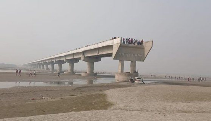 인도에서 사람들이 구글 지도 안내에 따라 차를 몰다가 끊겨 있던 다리에서 추락해 숨졌다. /사진=엑스(X·옛 트위터) 갈무리