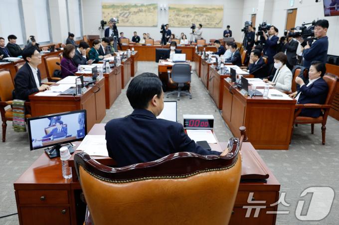 김영호 국회 교육위원회 위원장이 27일 오후 서울 여의도 국회에서 열린 418회국회(정기회) 제12차 교육위원회 전체회의에서 의사봉을 두드리고 있다. 2024.11.27/뉴스1 ⓒ News1 안은나 기자