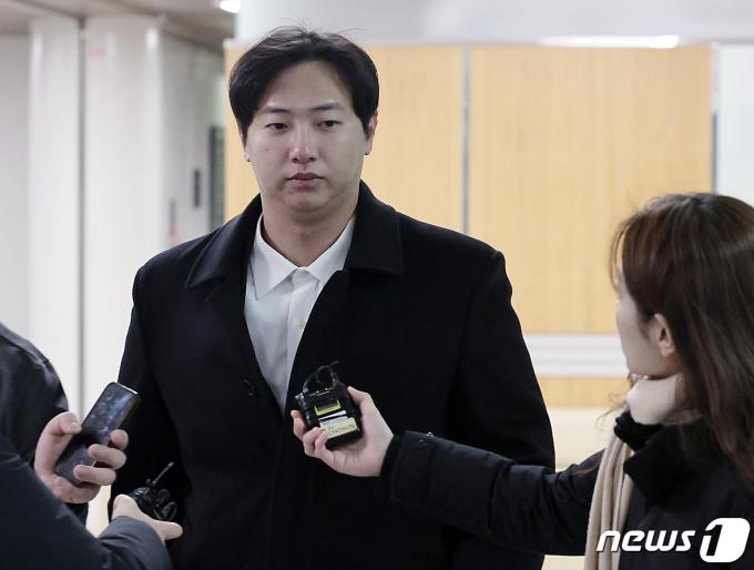 미국 메이저리그 샌디에이고 파드리스의 김하성 선수를 협박해 돈을 갈취한 혐의를 받는 전직 프로야구 선수 임혜동 씨가 25일 오전 서울 서초동 서울중앙지방법원으로 구속 전 피의자 심문(영장실질심사)을 받기 위해 법정으로 향하며 취재진의 질문공세를 받고 있다. 2024.1.25/뉴스1 ⓒ News1 박정호 기자