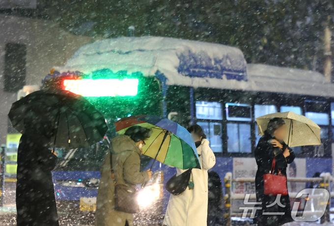 Seoul subway hit by heavy snowfall… They say ‘on-time rate is 100%’ and citizens are protesting.