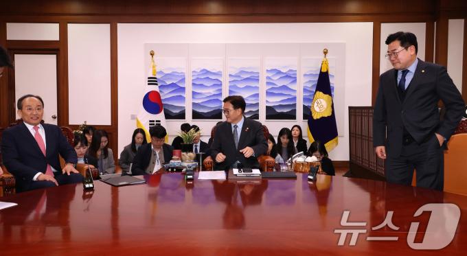 추경호 국민의힘 원내대표(왼쪽부터), 우원식 국회의장, 박찬대 더불어민주당 원내대표가 26일 오후 서울 여의도 국회의장실에서 채해병 순직사건 국정조사 등 본회의 관련 논의를 위해 회동하고 있다. (공동취재) 2024.11.26/뉴스1 ⓒ News1 안은나 기자