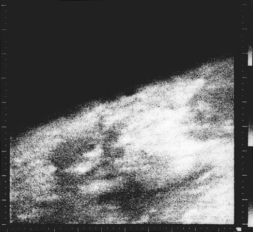 매리너 4호가 찍은 최초의 화성 근접 사진. (출처: NASA, 삽화(1965), Wikimedia Commons, Public domain)