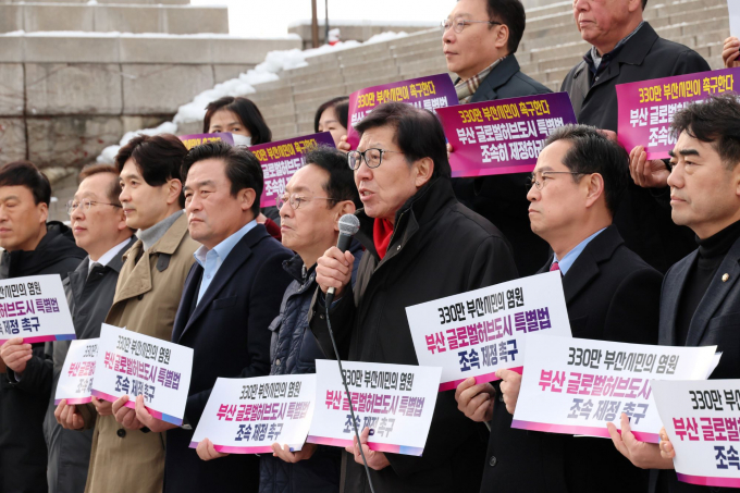  박형준 부산시장(앞줄 오른쪽 세 번째)이 27일 국회에서 천막농성에 돌입하면서 박수영·김도읍·정동만 의원 등과 기자회견을 하고 있다./사진=부산시