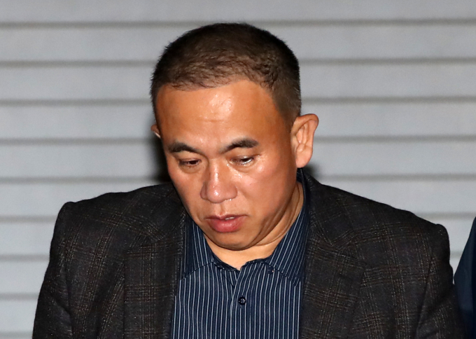 법원이 지난 27일 정치 브로커 명태균씨가 구속 수사가 부당하다며 법원에 낸 구속적부심 청구를 기각했다. 사진은 명태균씨가 지난 14일 경남 창원시 성산구 창원지방법원에서 열린 구속 전 피의자 심문(영장실질심사)을 마친 후 대기 장소인 창원교도소로 가기 위해 호송차로 이동하는 모습. /사진=뉴스1