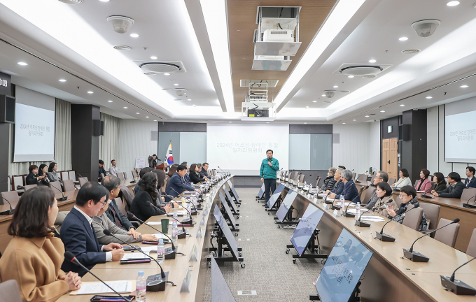 임병택 시흥시장이 27일 시청 글로벌센터에서 열린 어르신·장애인 통합 일자리위원회에서 인사말을 하고 있다. /사진제공=시흥시