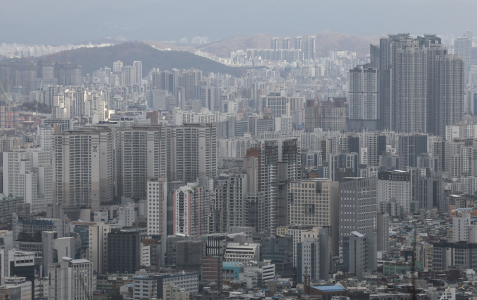 전세가율이 약 2년 만에 최고 수준을 기록한 가운데 대출규제와 경기침체 영향으로 당장은 갭투자보다 똘똘한 한 채에 대한 수요가 더 많을 것으로 전망된다. 사진은 서울시내 한 아파트 밀집 지역. /사진=뉴시스