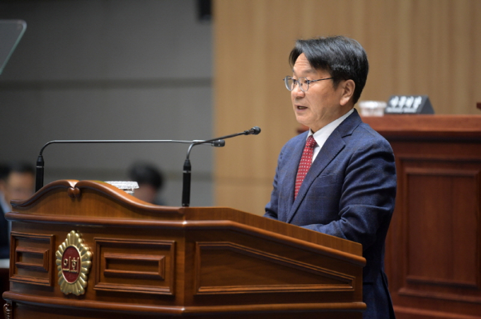 강기정 광주광역시장이 27일 시의회 본회의장에서 열린 제329회 제2차 정례회 제3차 본회의에 참석, 2025년도 광주광역시 일반 및 특별회계 세입‧세출예산안 제출에 따른 시정연설을 하고 있다./사진=광주시