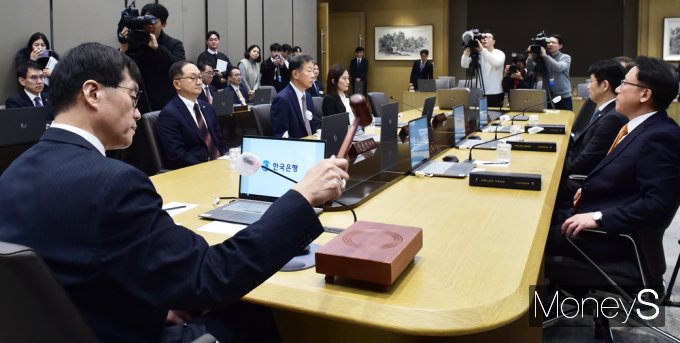 [머니S픽] 연속 인하 결단 내린 금통위, 기준금리 연 3.00%로 인하