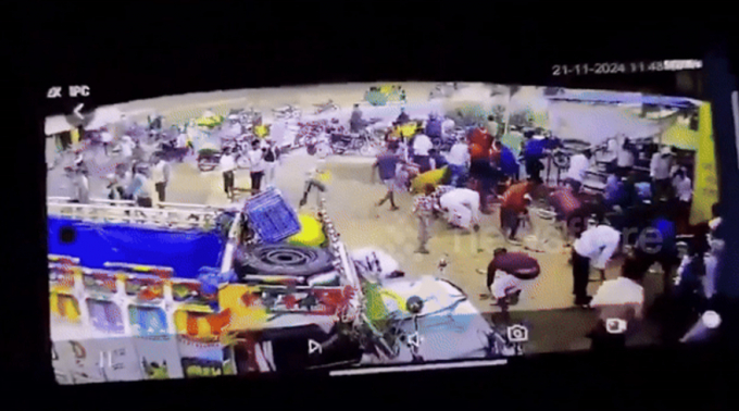 트럭에 실려 있던 생선이 도로로 쏟아지는 소동이 벌어졌다. /사진=docnhanh