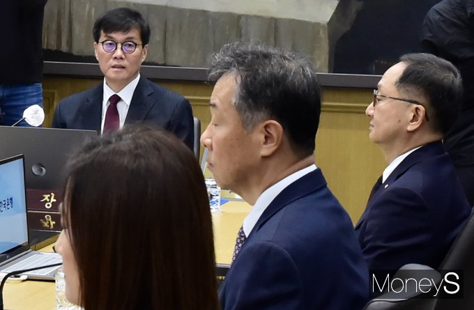 [머니S포토] 환율안정보단 내수부양에… 깜짝 금리인하 단행한 금통위
