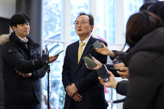  차기 KB국민은행장 후보로 선정된 이환주 KB라이프생명보험 대표이사가 28일 오전 서울 강남구 KB라이프생명 본사로 출근하며 취재진의 질의에 답변하고 있다.  이 대표가 국민은행장으로 취임할 경우 KB금융 타 계열사 대표가 은행장으로 취임한 첫 사례가 된다. /사진=뉴스1