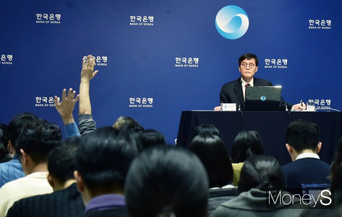 [머니S포토] 한은 금통위, 깜짝 기준금리 인하에 취재진 질문