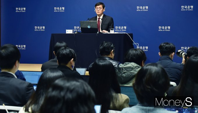 [머니S포토] 이례적인 연속금리 인하, 이창용 한은 총재 답변은…
