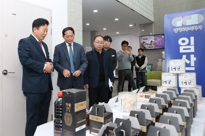 서태원 가푱군수(왼쪽 첫번째)가 27일 이재준 경기도주식회사 대표(왼쪽 두번째)와 가평종합운동장에서 열린 '가평군 임산물 미국 수출 선적식'에서 임산물을 살펴보고 있다. / 사진제공=가평군 