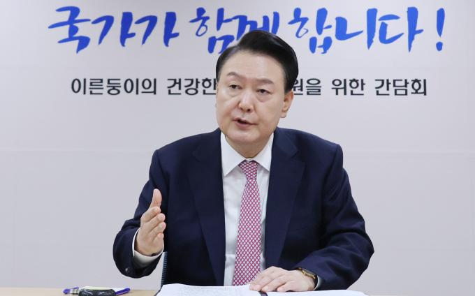 윤석열 대통령이 이른둥이 정부 지원을 위해 의료비 지원 한도를 상향하겠다고 밝혔다. 사진은 윤 대통령이 28일 서울 서초구 서울성모병원에서 열린 '이른둥이의 건강한 성장 지원을 위한 간담회'에서 발언하는 모습. /사진=뉴시스(대통령실통신사진기자단)