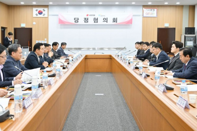  포천시가 백영현 시장(좌측 왼쪽으로부터 3번째)을 비롯한 주요 간부 공무원과 김용태 국회의원 및 보좌진, 도의원, 시의원 등 25명이 참석한 가운데 지난 27일 시정회의실에서 국민의힘과 당정협의회를 개최하고 있다. / 사진제공=포천시 