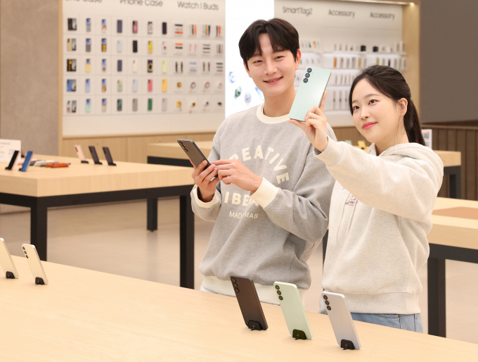 삼성전자는 오는 29일 중저가 라인업 스마트폰 신제품 '갤럭시 A16 LTE'를 국내에 출시한다. 사진은 삼성전자 모델이 삼성스토어에서 '갤럭시 A16 LTE'로 셀피를 촬영하고 있다. /사진=삼성전자 제공
