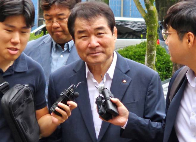 김충섭 경북 김천시장이 지난해 8월 31일 오전 대구지법 김천지원 법정으로 출석하고 있다./사진제공= 뉴스1