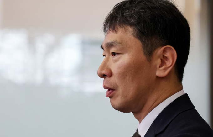 이복현 금융감독원장이 28일 서울 중구 명동 은행회관에서 열린 은행지주 이사회 의장들과의 간담회를 마친 후 백브리핑을 하고 있다./사진=뉴스1