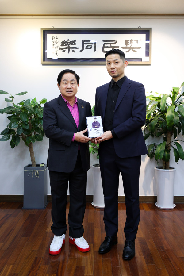 주광덕 남양주시장(왼쪽)이 27일 가수 가오가이를 홍보대사로 위촉한 후 함께 기념 촬영을 하고 있다. / 사진제공=남양주시
